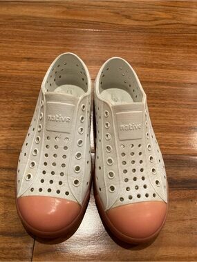 Native Jefferson Slip On Sneaker/Water Shoe White & Brown Size J1